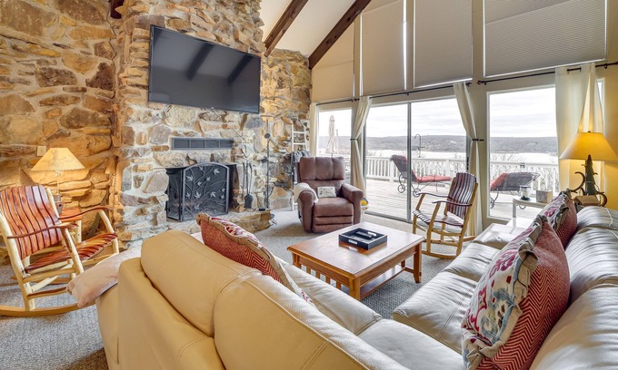 Eufaula Cabina | Lake-View Eufaula Getaway w/ Deck, Fire Pits!