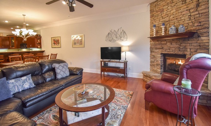 Young Harris Condominio | Lake-view ground-level condo with pool, jetted tub - walk to marina/restaurants