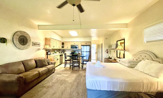 Mount Ida Apartamento | Lake view King Studio with full kitchen, deck overlooking Lake Ouachita, king bed and queen sleeper sofa by RedAwning