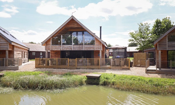 Thorpe On The Hill Cabaña | LAKE VIEW LODGE, family friendly, with hot tub in Thorpe-On-The-Hill