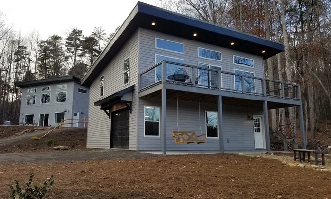 Lynn Casa | Lake view on Lake Lanier. House and garage apartment. Sleeps 10-12