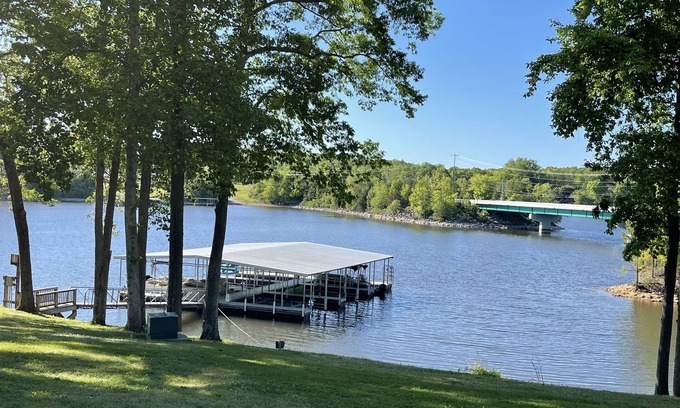 Winchester Casa | Lake View Prime Location, Community Dock w swim ladders, covered boat slip,