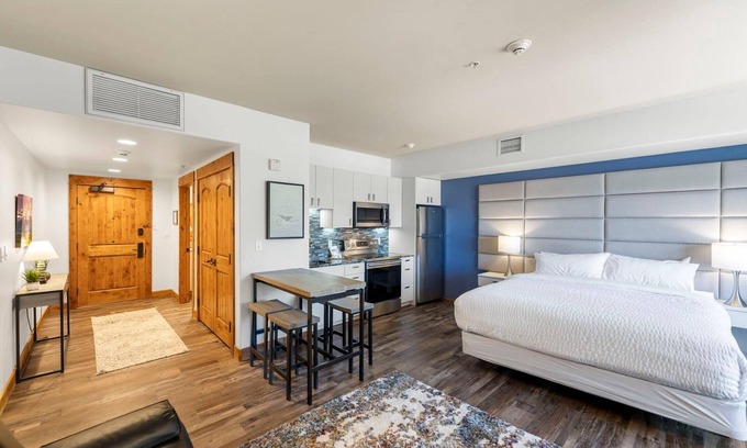 Tamarack Apartamento | Lake View | Remodeled Studio | Resort Amenities