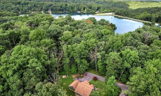 Kabletown Cabaña | Lake View Retreat - Cottage Near a Peaceful Lake!