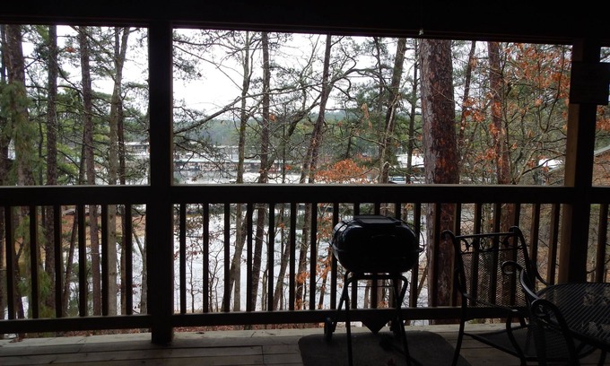 Mount Ida Cabaña | Lake view three bedroom, three bath cottage with private hot tub overlooking Lake Ouachita. by RedAwning