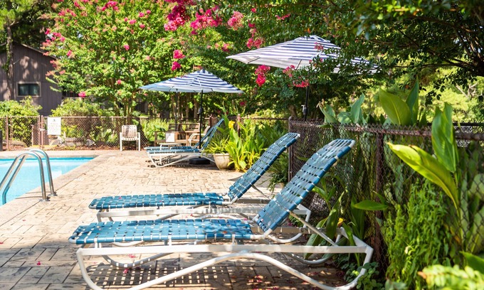 Mount Ida Cabaña | Lake view three bedroom, three bath cottage with hot tub overlooking Lake Ouachita. by RedAwning