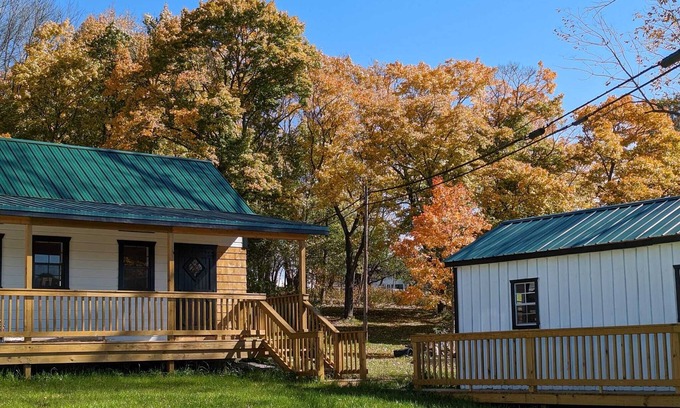 Black Creek Cabina | Lake View Tiny Homes - Pontoon and/or Slip Available