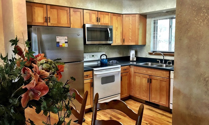 Mount Ida Cabaña | Lake view two bedroom, two bath Harbor North luxury cottage with private hot tub overlooking Lake Ouachita. by RedAwning