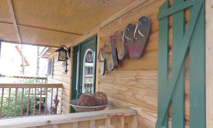 Mount Ida Cabaña | Lake view two bedroom, two bath log-sided cottage with private hot tub overlooking Lake Ouachita. by RedAwning