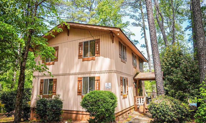 Pine Mountain Chalet De Esquí | Lake View Vacation perfect place to unwind & only 1 mile from Callaway Gardens!