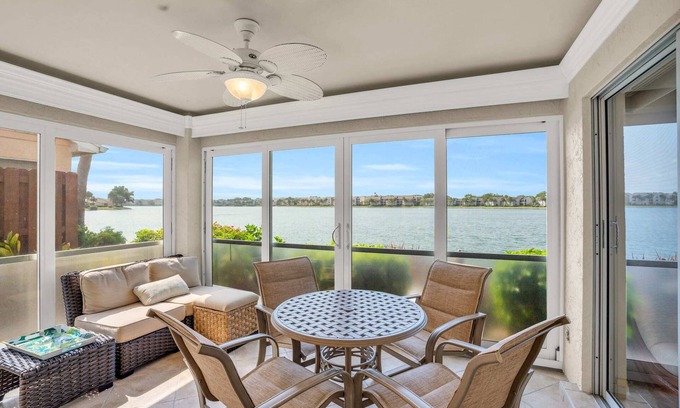 North Naples Villa | ** Villa con vista al lago con garaje para 1 automóvil, 2 habitaciones en Lakeside of Naples, Fl **