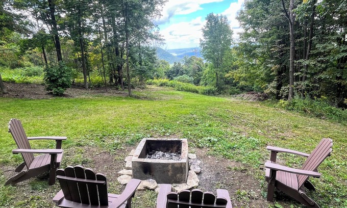 Scottsburg Cabina | Lake View with 7 Acres & WiFi near Naples and Outdoor Fun!