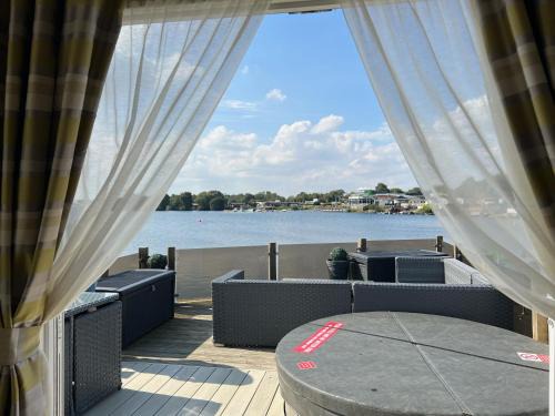Tattershall Casa | Lake View with Private Hot Tub at Tattershall Lakes