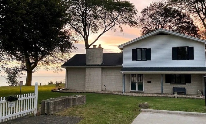 Lorain Casa | Lake views and Sunsets for Days