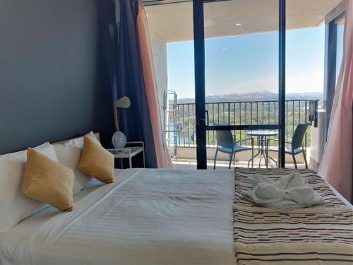 Belconnen Apartamento | Lake Views Balcony in Spacious 1 Bed Unit - Hosted by CanStay