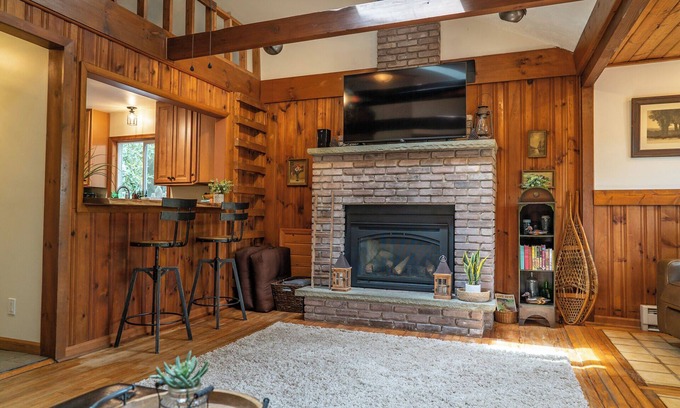 Lake Harmony Cabaña | LAKE VIEWS! Cottage near lake access, 4 kayaks, AC, linens included.