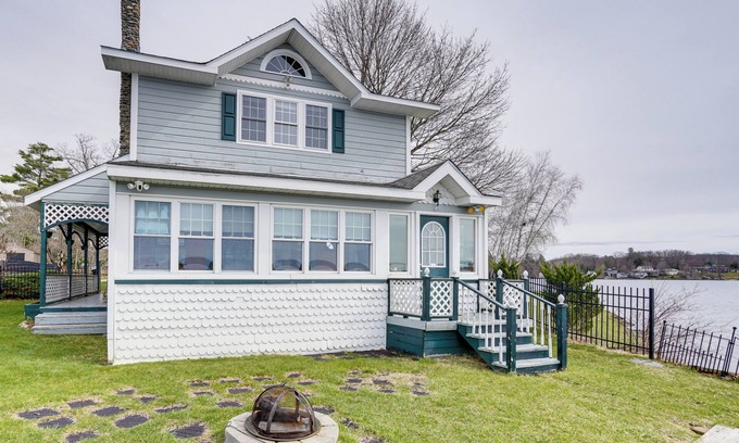 Pittsfield Cabaña | Lake Views & Dock Access - Pittsfield Cottage!