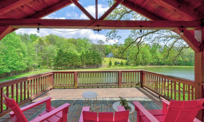 Morganton Cabina | Lake Views | Hot Tub | Fire Pit | Micro Events