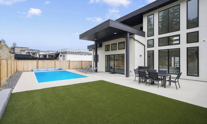 Central Okanagan Casa | Lake views, Pool & Retreat Backyard patio + BBQ!