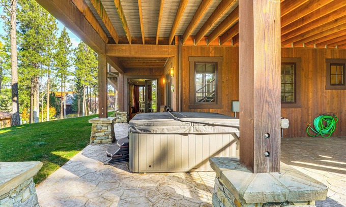 Eureka Cabina | Lake Views & Resort Perks: Spacious Eureka Cabin!