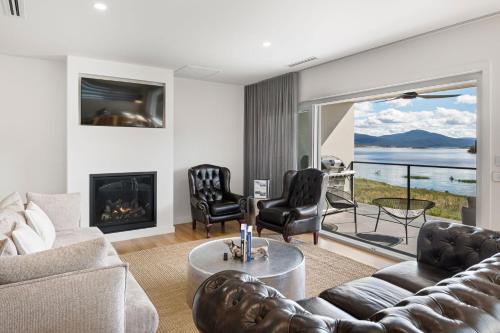 East Jindabyne Casa | Lake Villavista - 4BR Luxury Townhouse l Pet Friendly l Lake Views l WiFi l BBQ