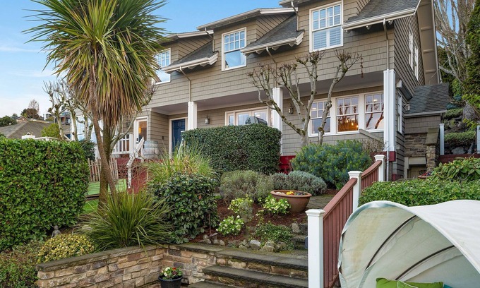 Seattle Metro Area Casa | Lake Washington Beach access for paddle boards and swimming