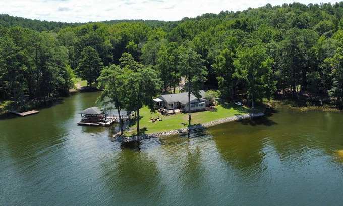 Liberty Hill Casa | Lake Wateree SC Waterfront Home 3B/2Ba w/ King Bed, Loads of Amenities & Dock!