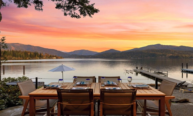 Bellingham Casa | Lake Whatcom Beachfront Villa: Lakefront Luxury w/ Dock & Hot Tub