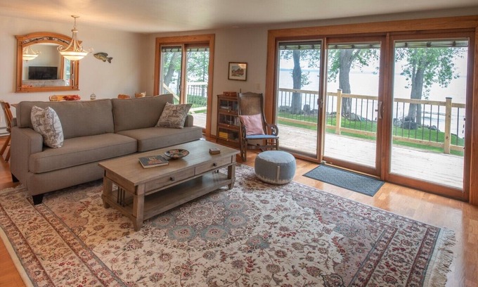 Neenah Casa | Lake Winnebago Home, EAA, Packers, Swimming, Boating, Ice Fishing-Snowmobiling