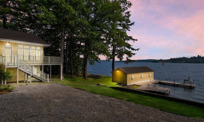 Laconia Casa | Lake Winni- Amazing waterfront oasis- beach, dock and more!