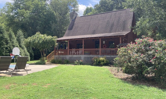 Rock Hill Casa | Lake Wylie log cabin with Pool and King bed!