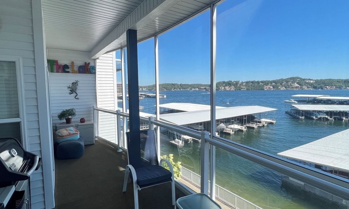 Lake Ozark Condominio | LAKEFRONT 2 BED/2 BATH CONDO W/ BOAT SLIP +3 POOLS & 2 HOT TUBS @ 2MM