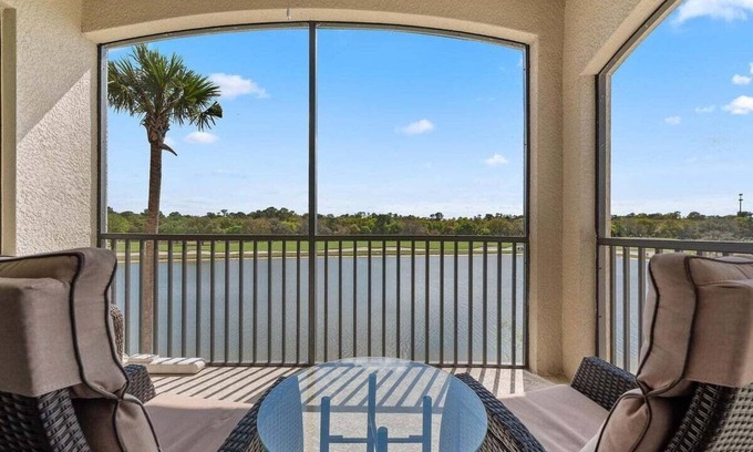 Lakewood Ranch Condominio | Lakefront 2 BR/2 BA condo in Lakewood National Golf Club - Pearl in the Rough