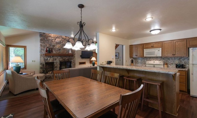 Baileys Harbor Condominio | Lakefront: 2BR Condo with Fireplace, Hot Tub, and Balcony