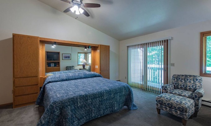 Baileys Harbor Condominio | Lakefront 2BR Condo: Fireplace, Balcony, & Indoor Pool at The Rushes