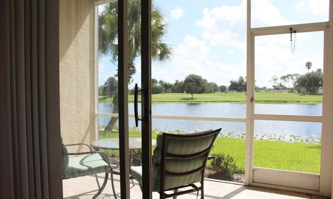 Sarasota Condominio | Lakefront 2BR ground level condo in Heritage Oaks - Wild Flower