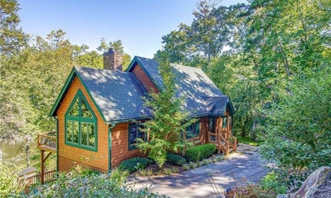 Lake Toxaway Cabina | Lakefront 3 bedroom cabin sleeps 10, 8 minute drive to Gorges State Park
