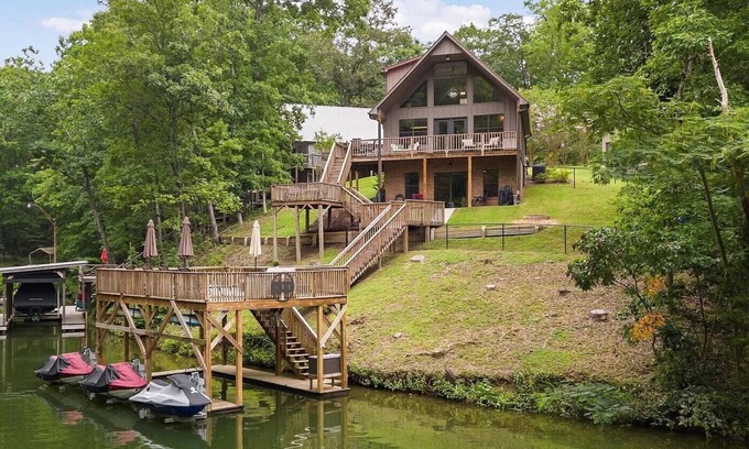 Ten Mile Casa | Lakefront 3-bedroom cottage on Watts Bar Lake with boat slip!