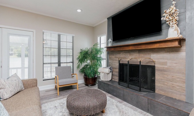 Warner Robins Casa | AtHome+1 Stay | Lakefront 3BR | 2 Car Garage