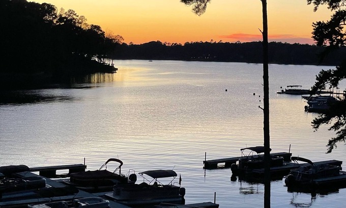 Dadeville Condominio | Lakefront 3BR 2BA Condo on Lake Martin! Perfect for your family!
