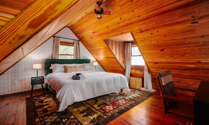 Auburndale Casa | Lakefront 3BR+Loft, Jacuzzi, Games, Sleeps 12