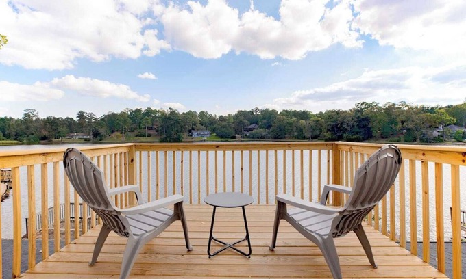 Warner Robins Casa | AtHome+1 Stay | Lakefront 3BR | RAFB