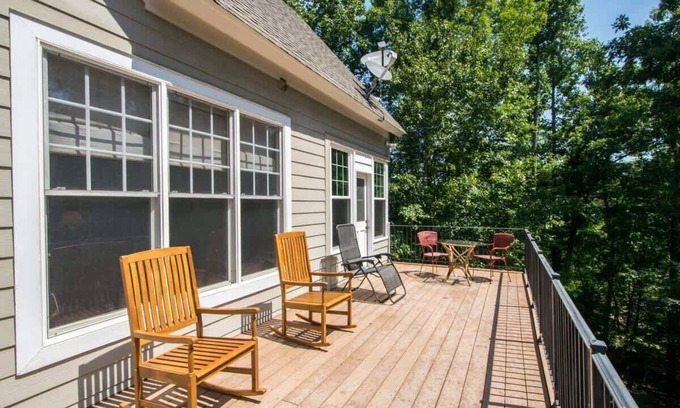 Mill Spring Casa | Lakefront 3BR w/ Private Dock + Firepit | Free Tix