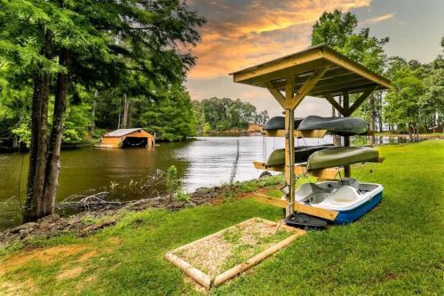 Negreet Casa | Lakefront 3BR with Bunkhouse and Kayaks, Rowboat Included