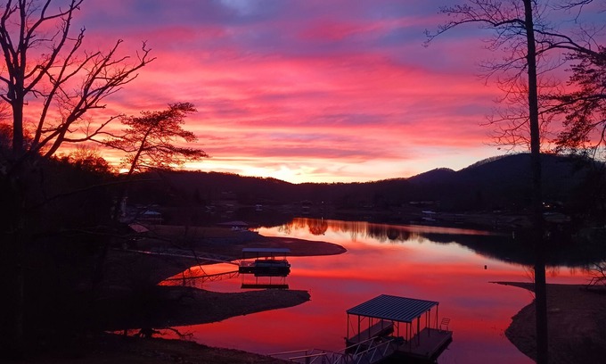 Young Harris Casa | FRENTE AL LAGO 3Bd / 2. 5Ba Lake Chatuge, Muelle privado, Wifi, Lakeside Firepit, Kayaks