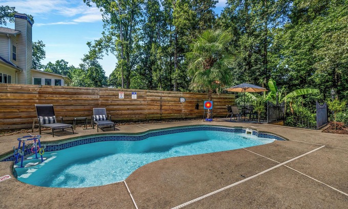 Buford Casa | Charming 4-bedroom waterfront house with pool in Buford Georgia
