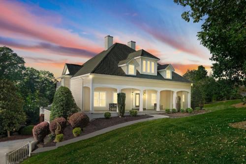 Denver Casa | Lakefront 6BDR Priv Dock Game Room Firepit Jakes Lake House by Avantstay