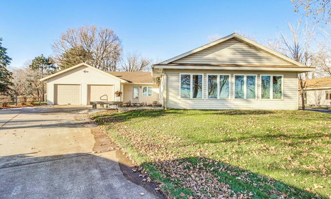 Aitkin Casa | Lakefront Aitkin Home w/ Sunroom: Walk to Beach!