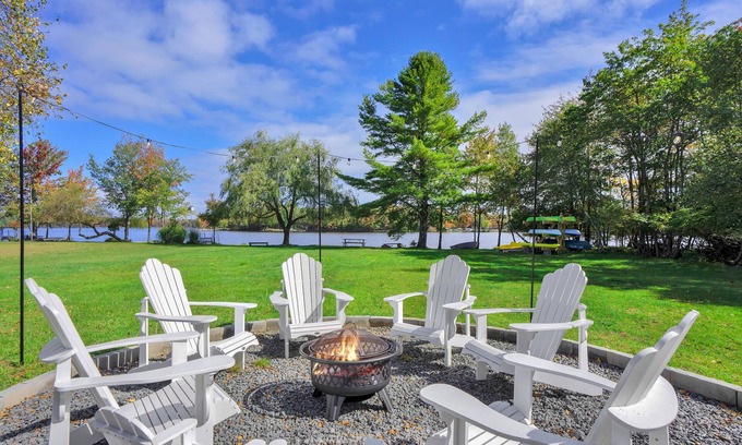 Pocono Summit Casa | LAKEFRONT! Amazing views! 30+days, Boats, Fire-pit, Movie Rm, Game Rm, office