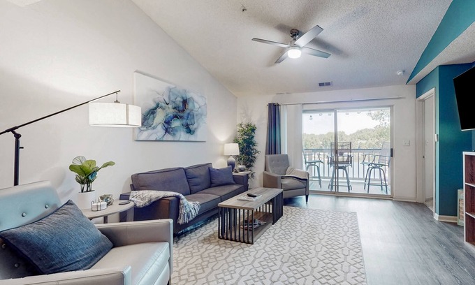Cornelius Apartamento | Lakefront apartment with private W/D, boat slip, and community pool